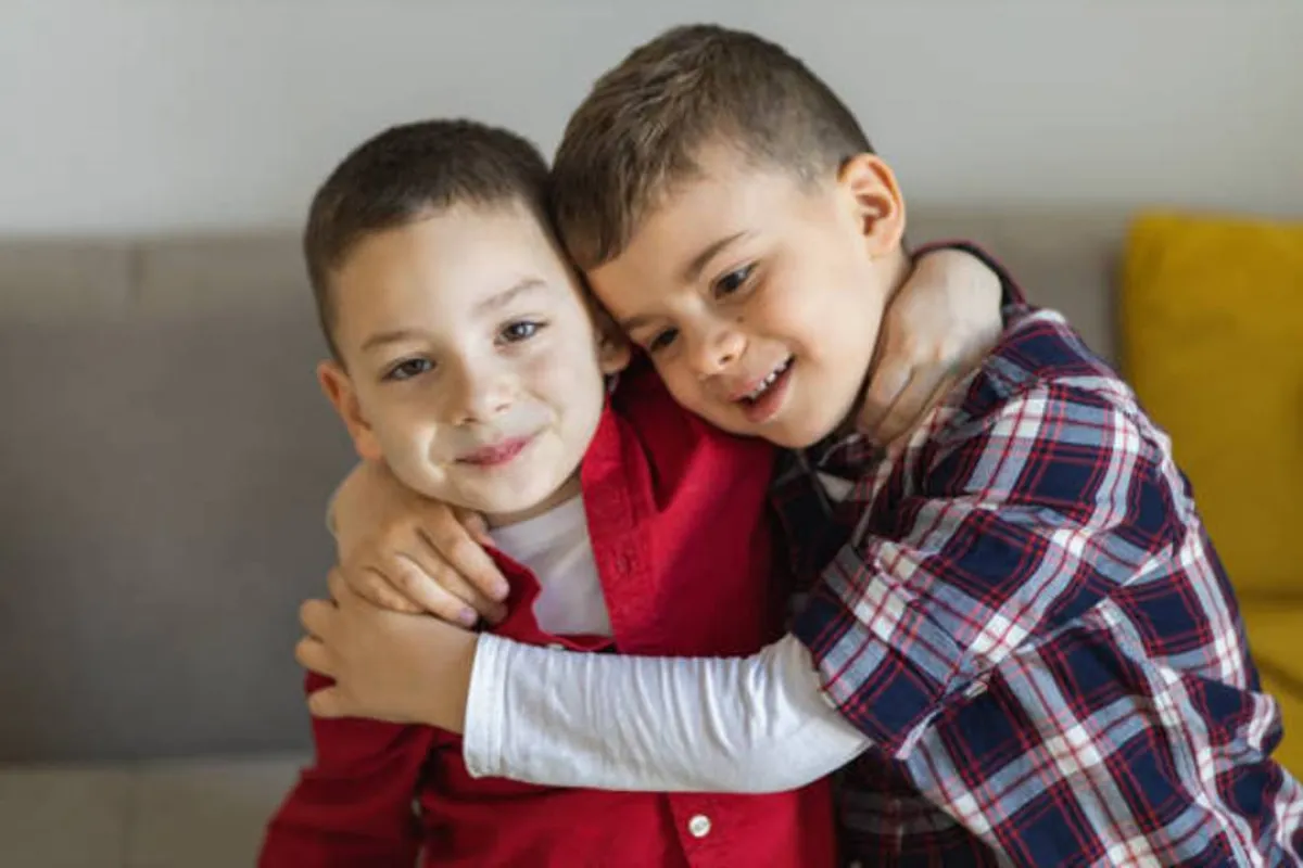 صورة تعبر عن حب الأشقاء