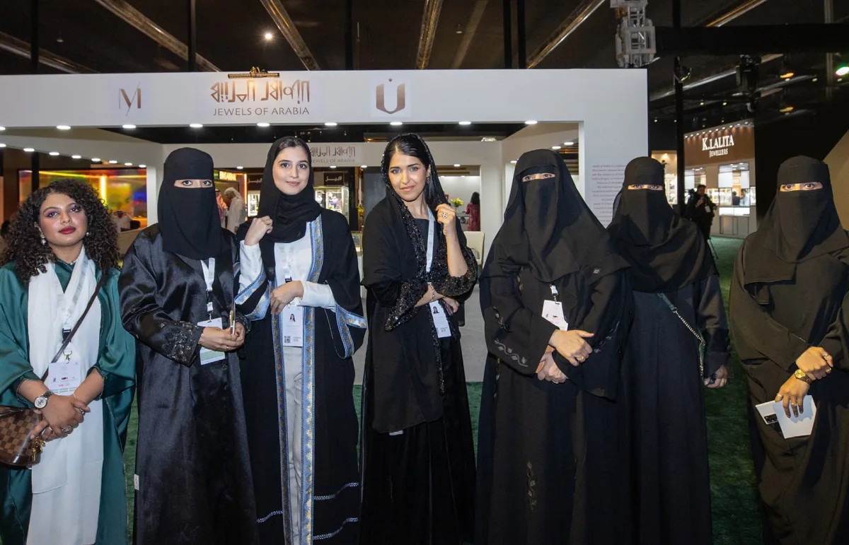 من خلال دعم مشاركة مبدعات «الجواهر العربية» في معرض المجوهرات السعودي الأميرة نورة الفيصل تستكمل مبادراتها لتمكين مجتمع التصميم في المملكة