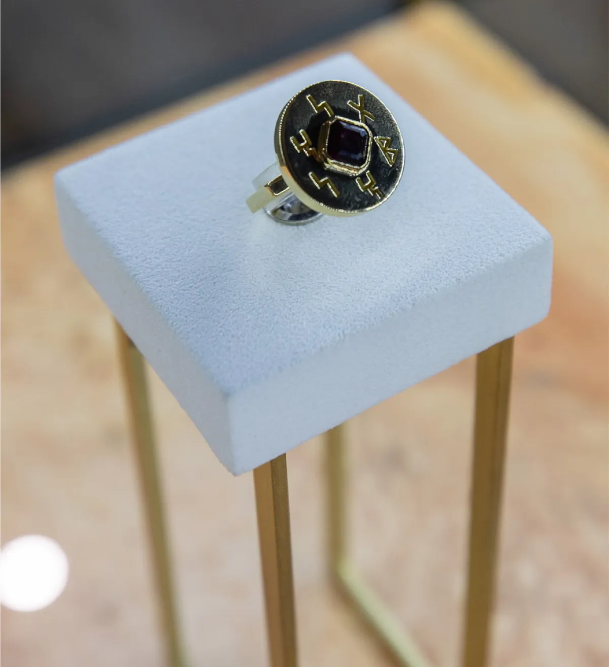 خاتم امتنان للمصممة يارا الشبل (من متسابقات «الجواهر العربية»)