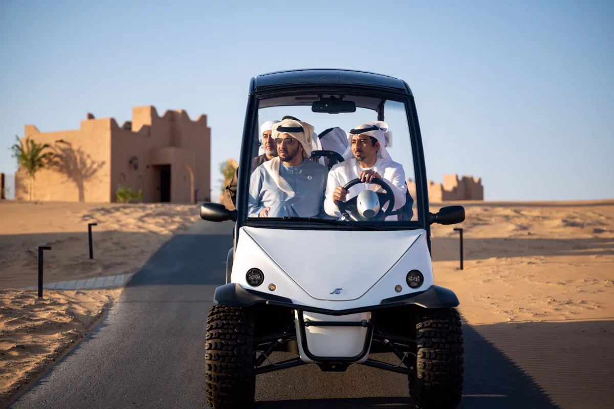 الشيخ حمدان بن زايد يقوم بجولة في منتجع بطين ليوا. الصورة من مكتب أبوظبي الإعلامي