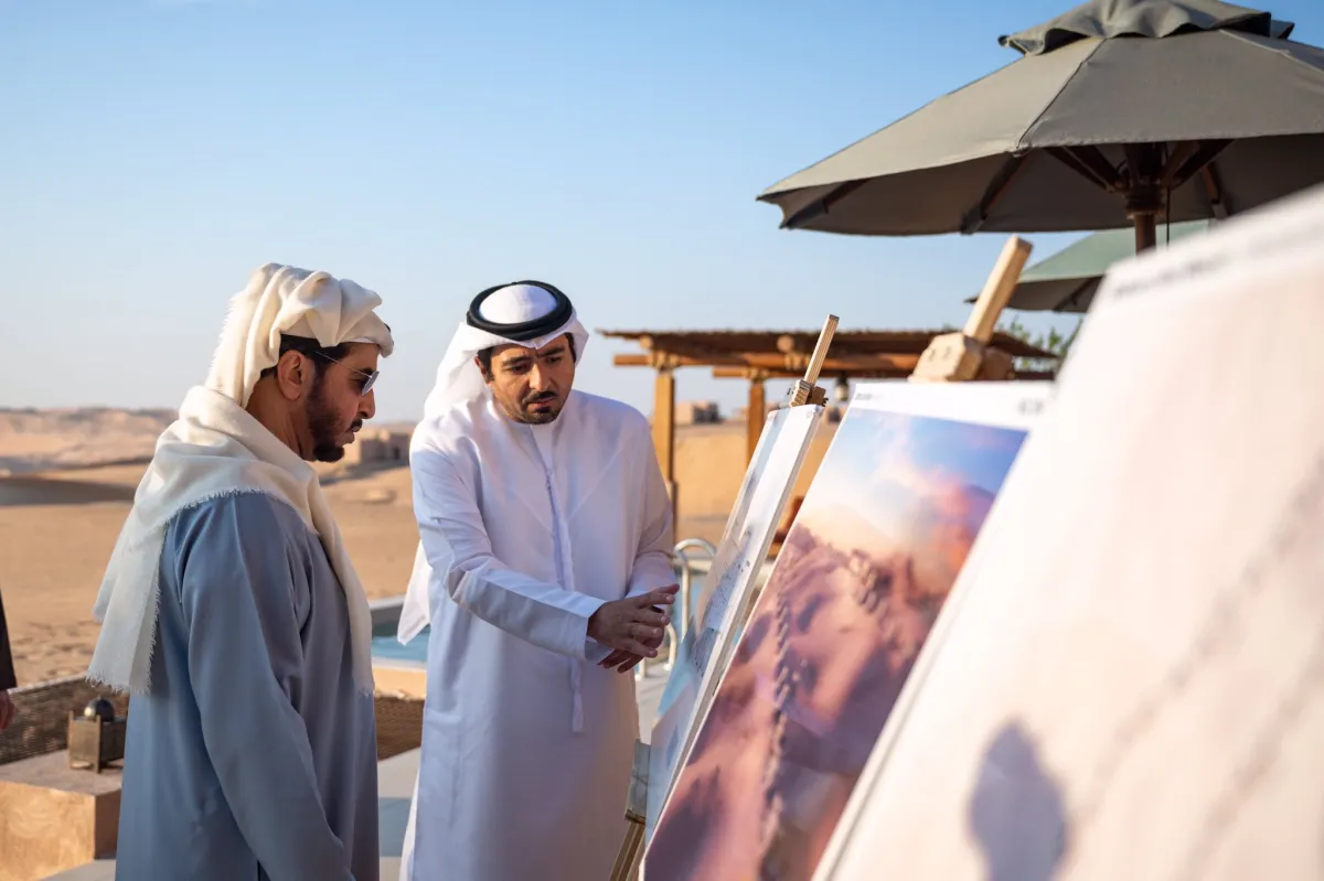 الشيخ حمدان بن زايد يطلع على تفاصيل المشروع. الصورة من مكتب أبوظبي الإعلامي