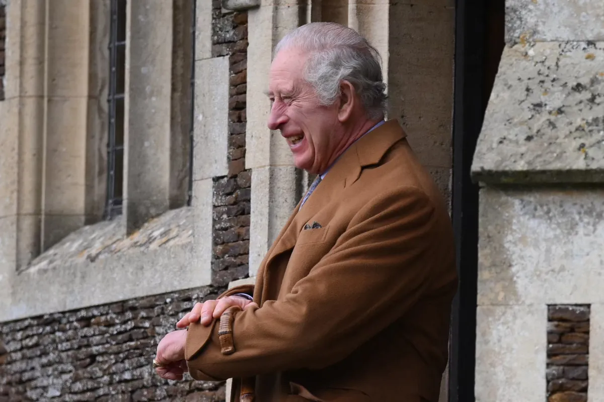  King Charles III reacts as he leaves at the end of the Royal Family's traditional Christmas Day service at St Mary Magdalene Church in Sandringham, Norfolk, eastern England, on December 25, 2022. Daniel LEAL / AFP