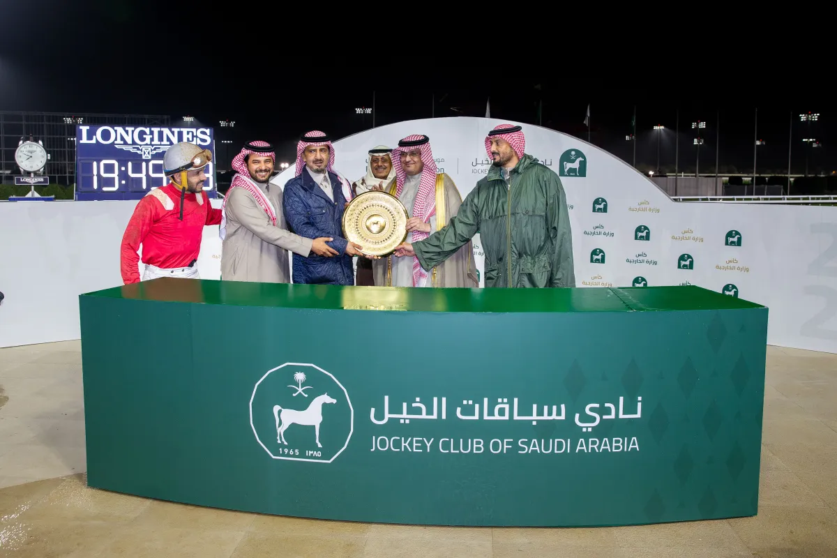 الأستاذ عبدالعزيز ابن راشد الزنيدي يسلم الجائزة للمدرب عبدالله بن مشرف والخيال إيدي كاسترو. الصورة من نادي الخيل