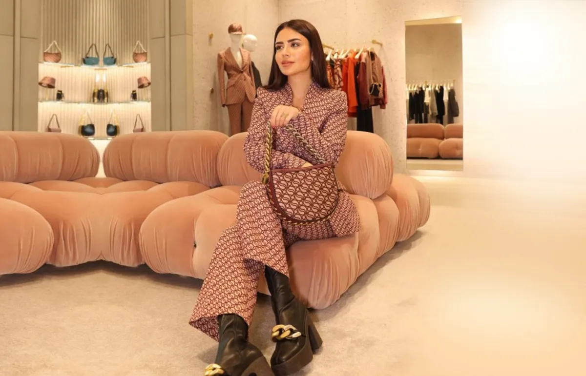 ديما الأسدي بجزمة باللون الأسود