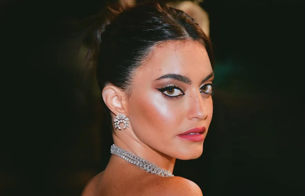 مكياج جذاب لحفل نهاية العام من مدونات الموضة- الصورة من حساب كارن وازن على إنستغرام