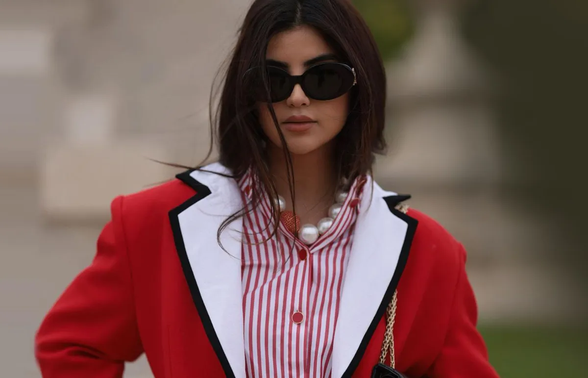 علا فرحات بنظارة شمسية باللون الأسود 