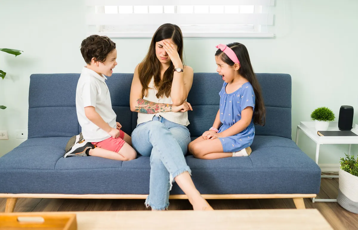 صورة لأم غاضبة أمام طفلتها