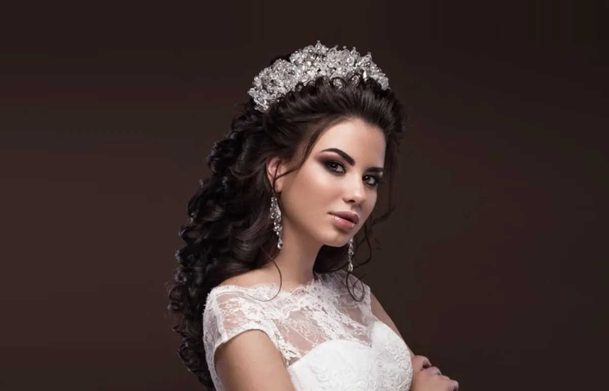 تسريحات شعر للعروس مع تاج 2023