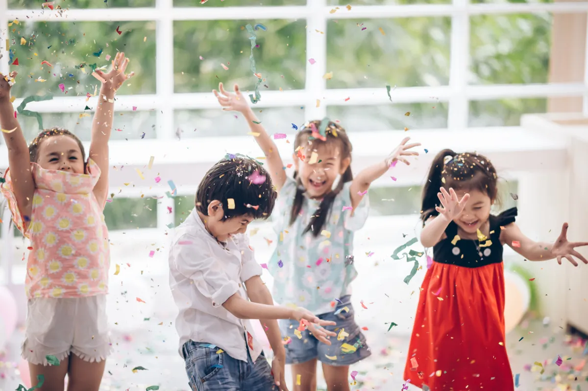 صورة لأطفال يمرحون