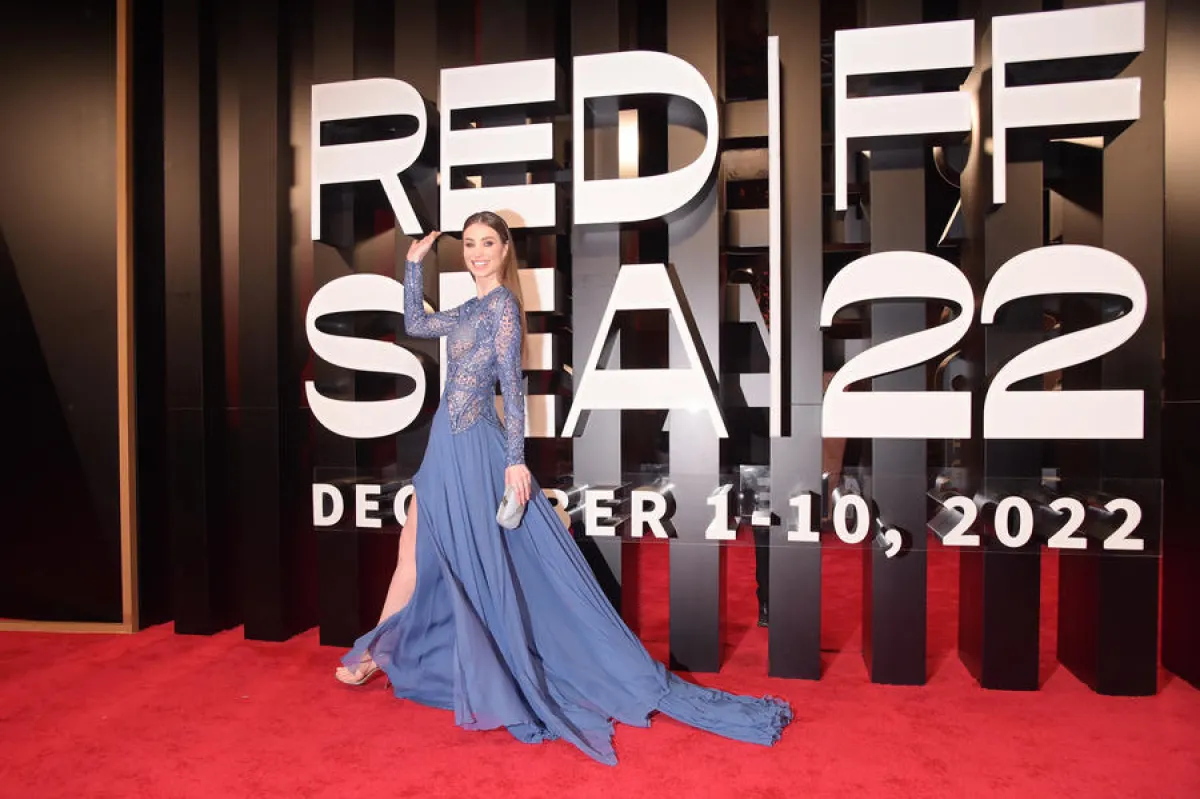 استوحي من النجمات إطلالات موسم الاحتفالات