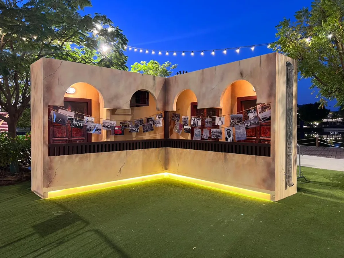 يمكن للضيوف التعرف على صور لفنانين محليين في معرض الصور القديمة. الصورة من مكتب دبي الإعلامي