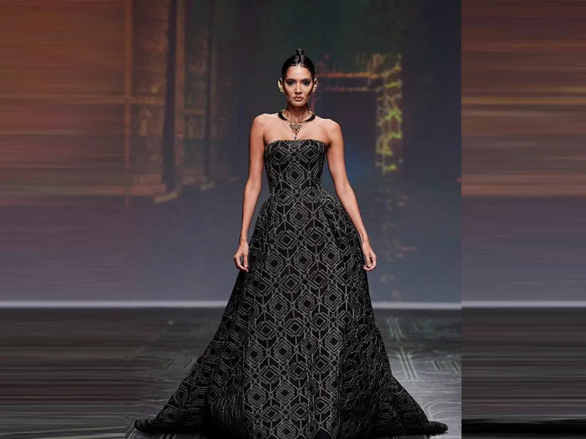 فساتين ماكسي معرقة لشتاء 2023 من مايكل سينكو Michael Cinco