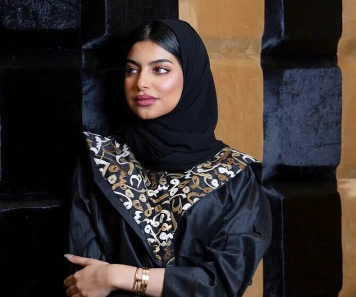 شهد الزهراني بعباية سوداء