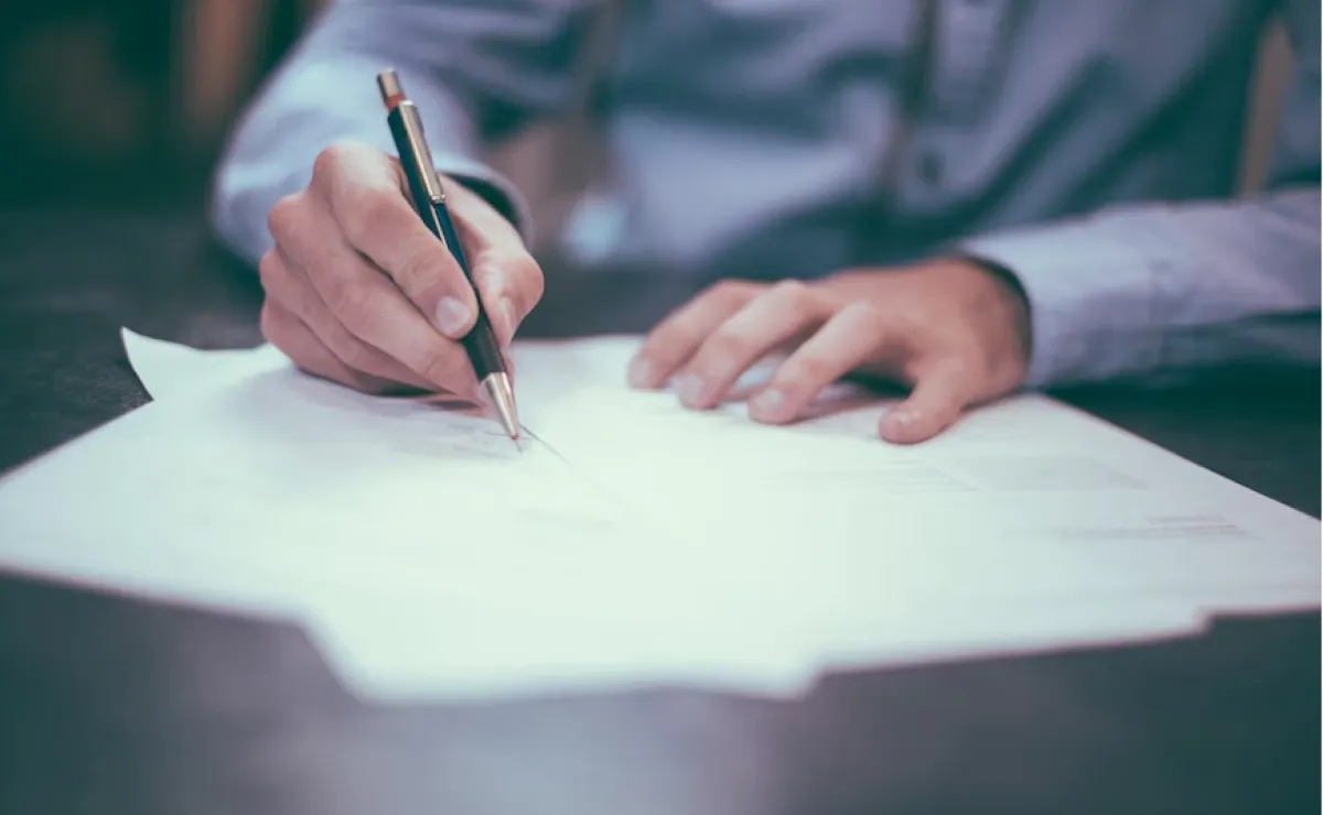 "قوى" هي المنصة المعتمدة لتوثيق عقود العمل في السعودية. الصورة من unsplash