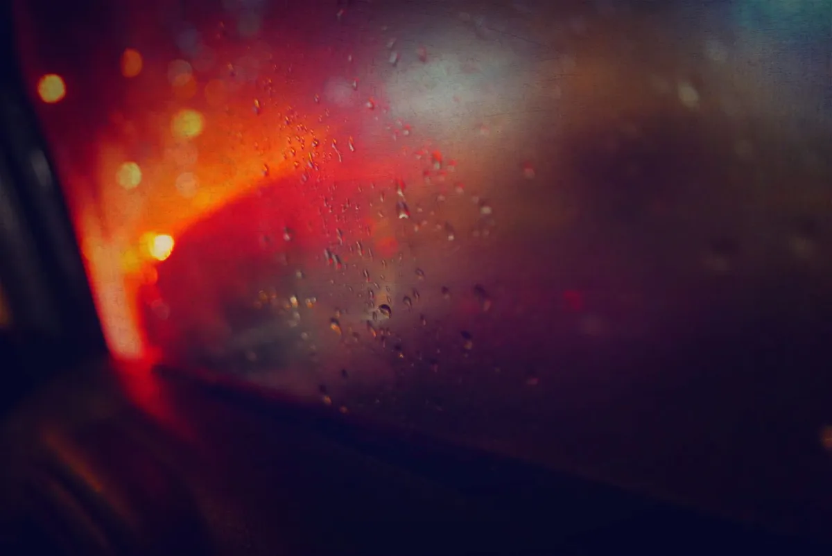 بخار الماء على زجاج السيارة