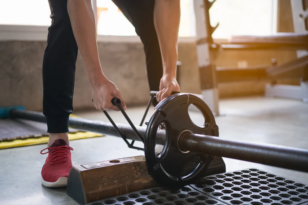 مسن يرفض التخلي عن روتين الجيم اليومي 