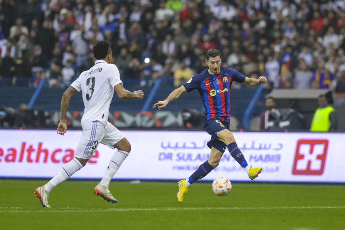 برشلونة يتوج بلقب بطل كأس السوبر الإسباني على حساب ريال مدريد بثلاثية نظيفة - الصورة من حساب وزارة الرياضة السعودية على تويتر