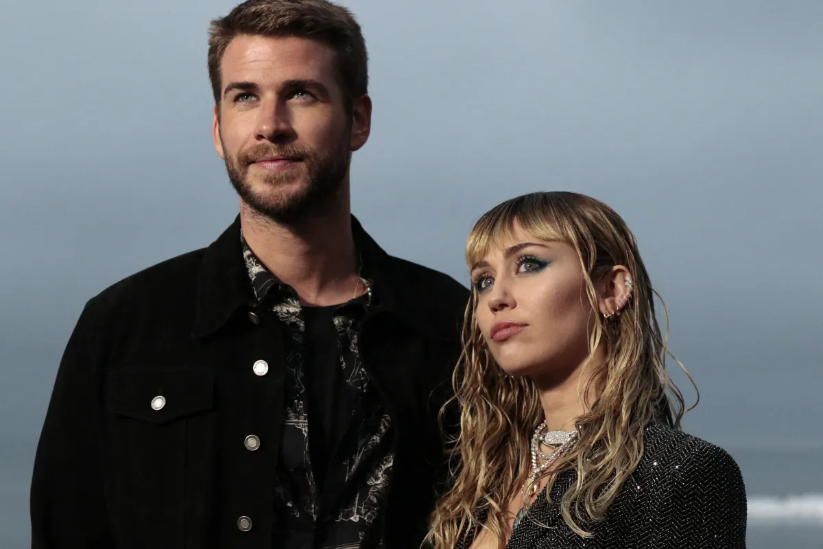  Miley Cyrus and husband Australian actor Liam Hemsworth arrive for the Saint Laurent Men's Spring-Summer 2020 runway show in Malibu, California, on June 6, 2019. Kyle GRILLOT / AFP