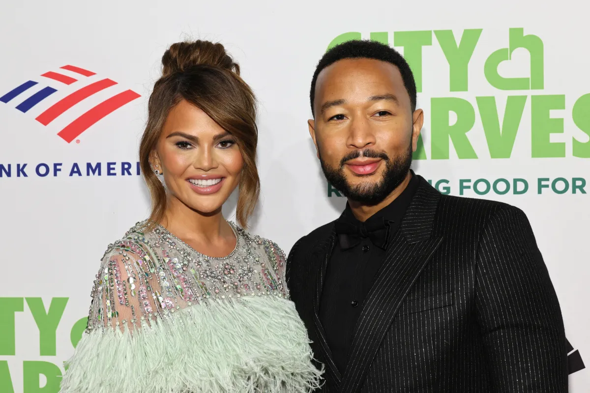  Chrissy Teigen and John Legend attend the 2022 City Harvest "Red Supper Club" Fundraising Gala at Cipriani 42nd Street on April 26, 2022 in New York City. Dia Dipasupil/Getty Images/AFP Dia Dipasupil / GETTY IMAGES NORTH AMERICA / Getty Images via AFP