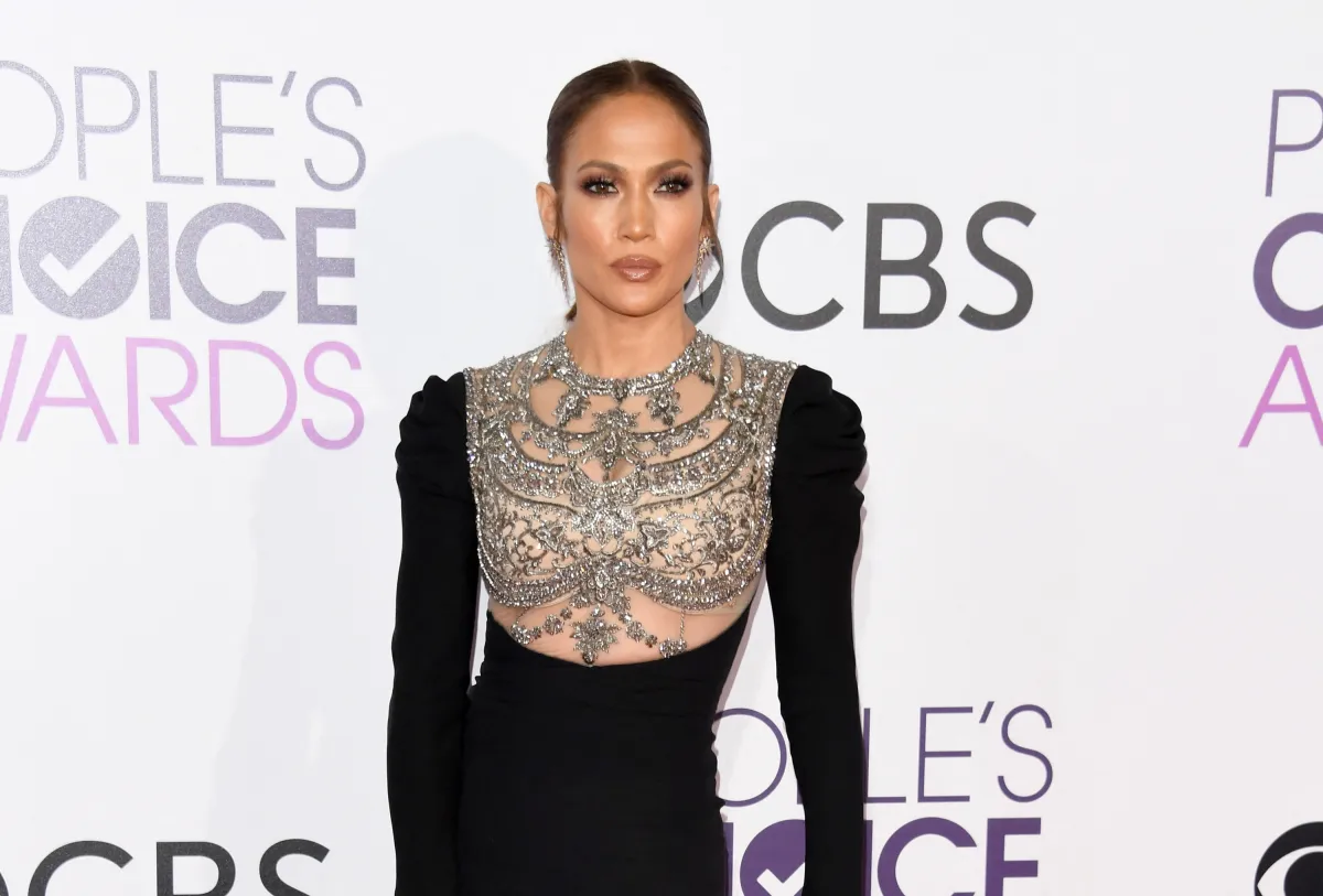 Jennifer Lopez attends the People's Choice Awards 2017 at Microsoft Theater on January 18, 2017 in Los Angeles, California. Alberto E. Rodriguez / GETTY IMAGES NORTH AMERICA / Getty Images via AFP