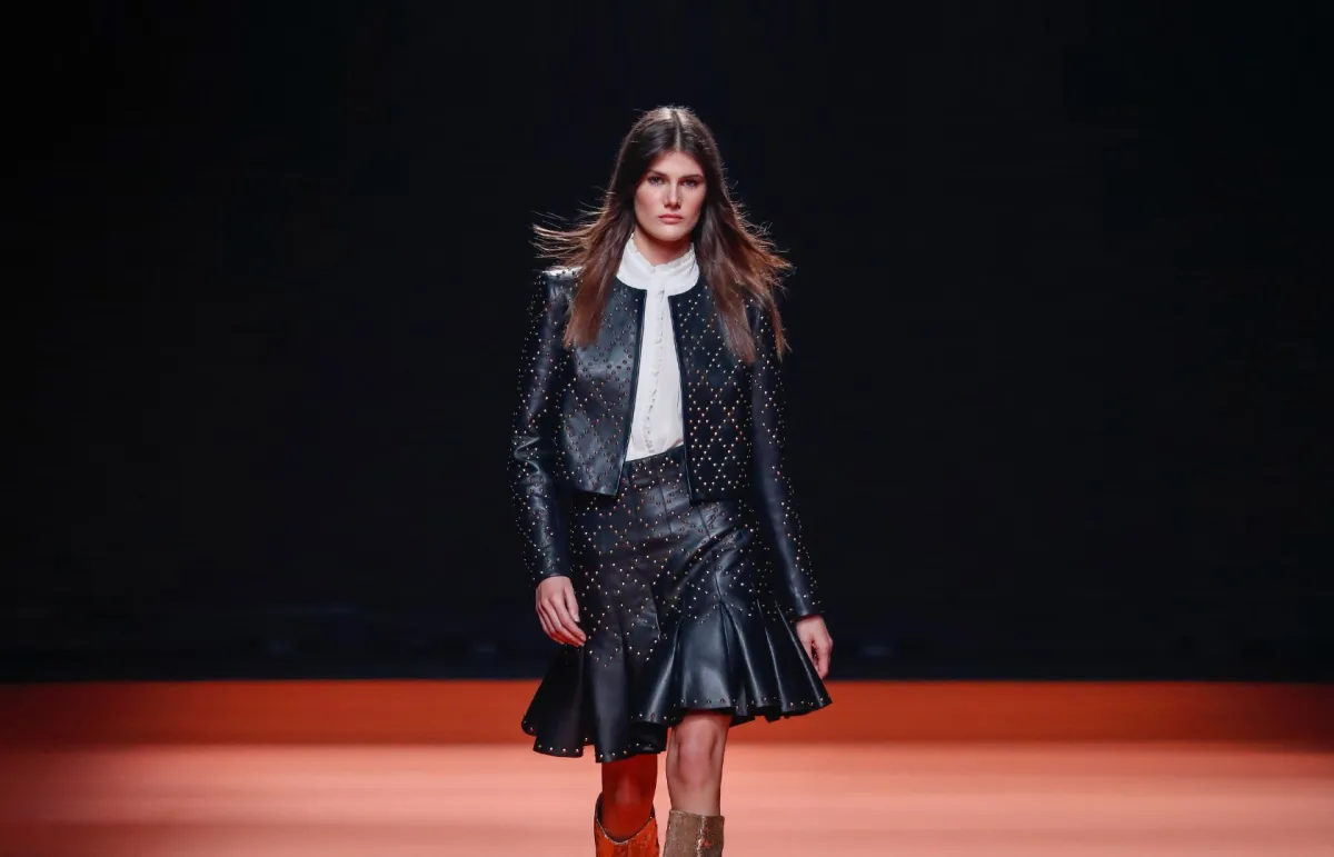 طقم جلد باللون الأسود من يريزا هيلبيج  Teresa Helbig 