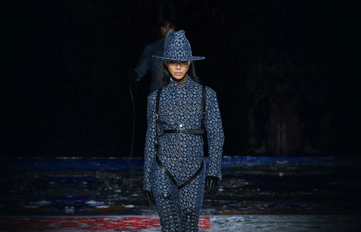 تنسيق الجمبسوت الضيّق لشتاء 2023 من تومي هيلفيغر Tommy Hilfiger