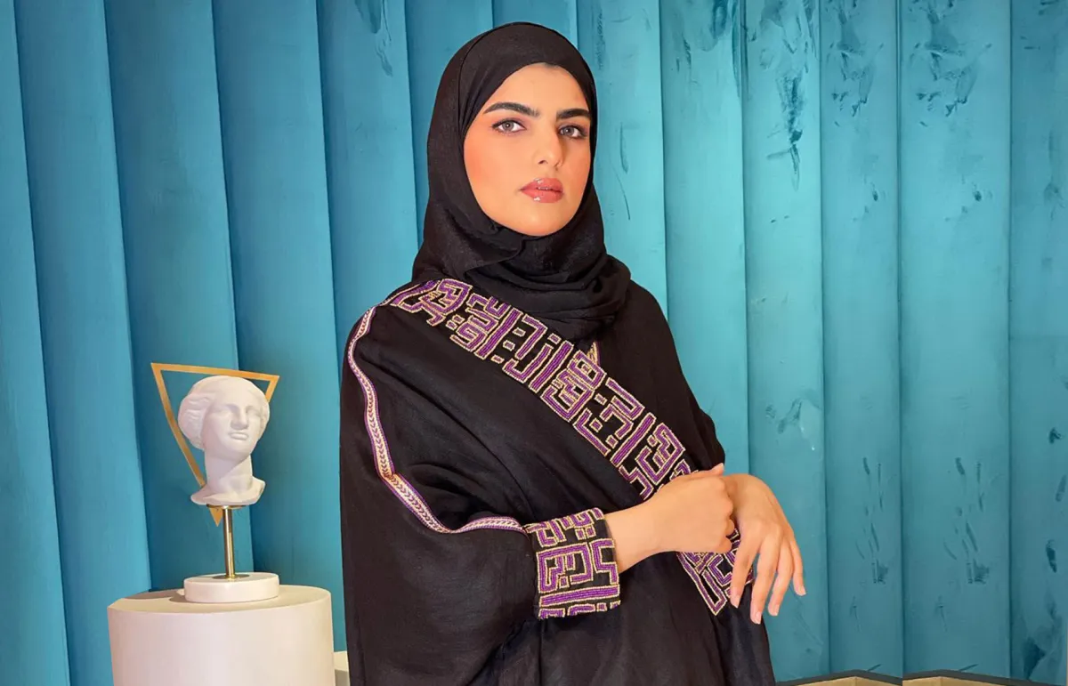 حوراء الفارسي بالبشت الملون - الصورة من حسابها على الانستغرام