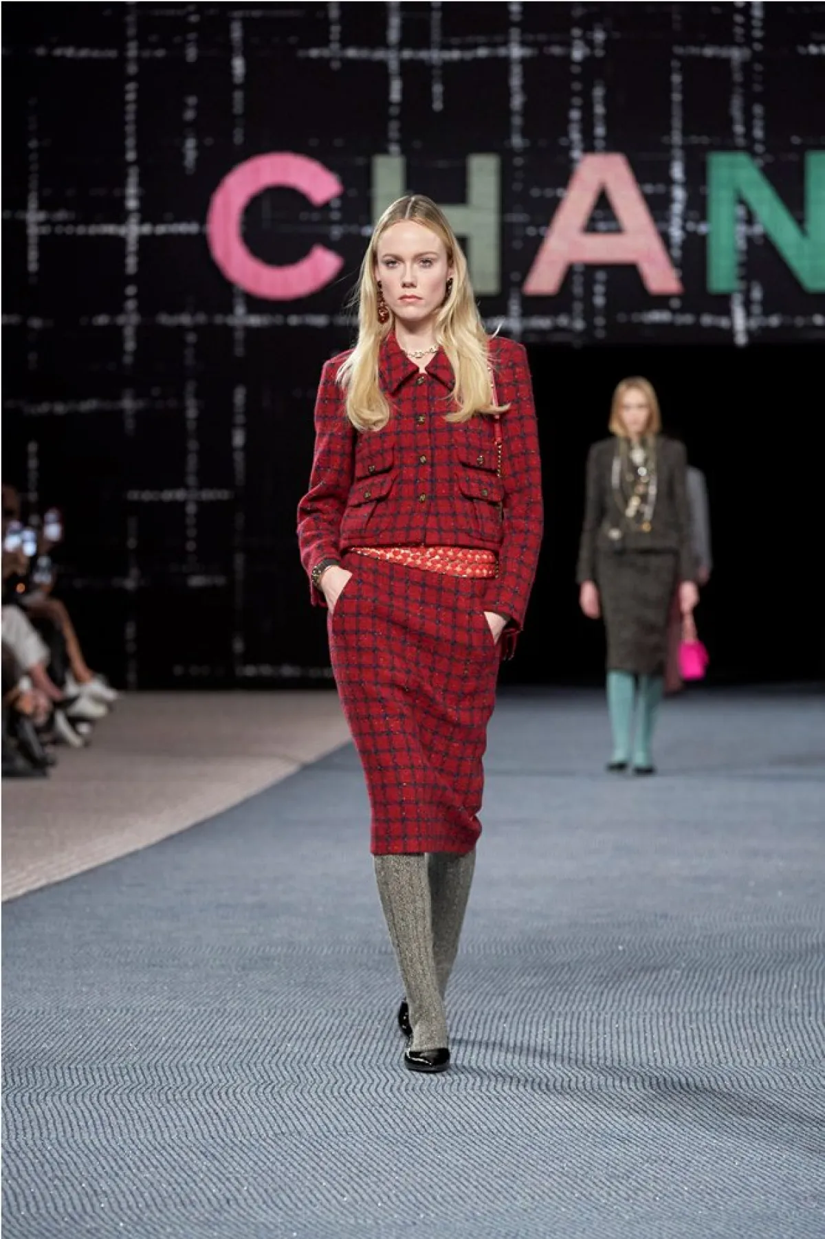 طرق ارتداء تصاميم الكارو الحمراء من شانيل Chanel
