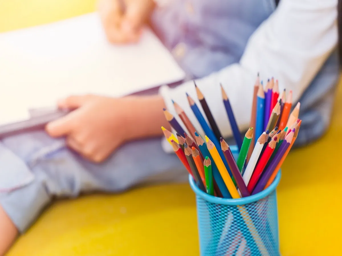 صورة لطفل يقوم بالرسم والتلوين