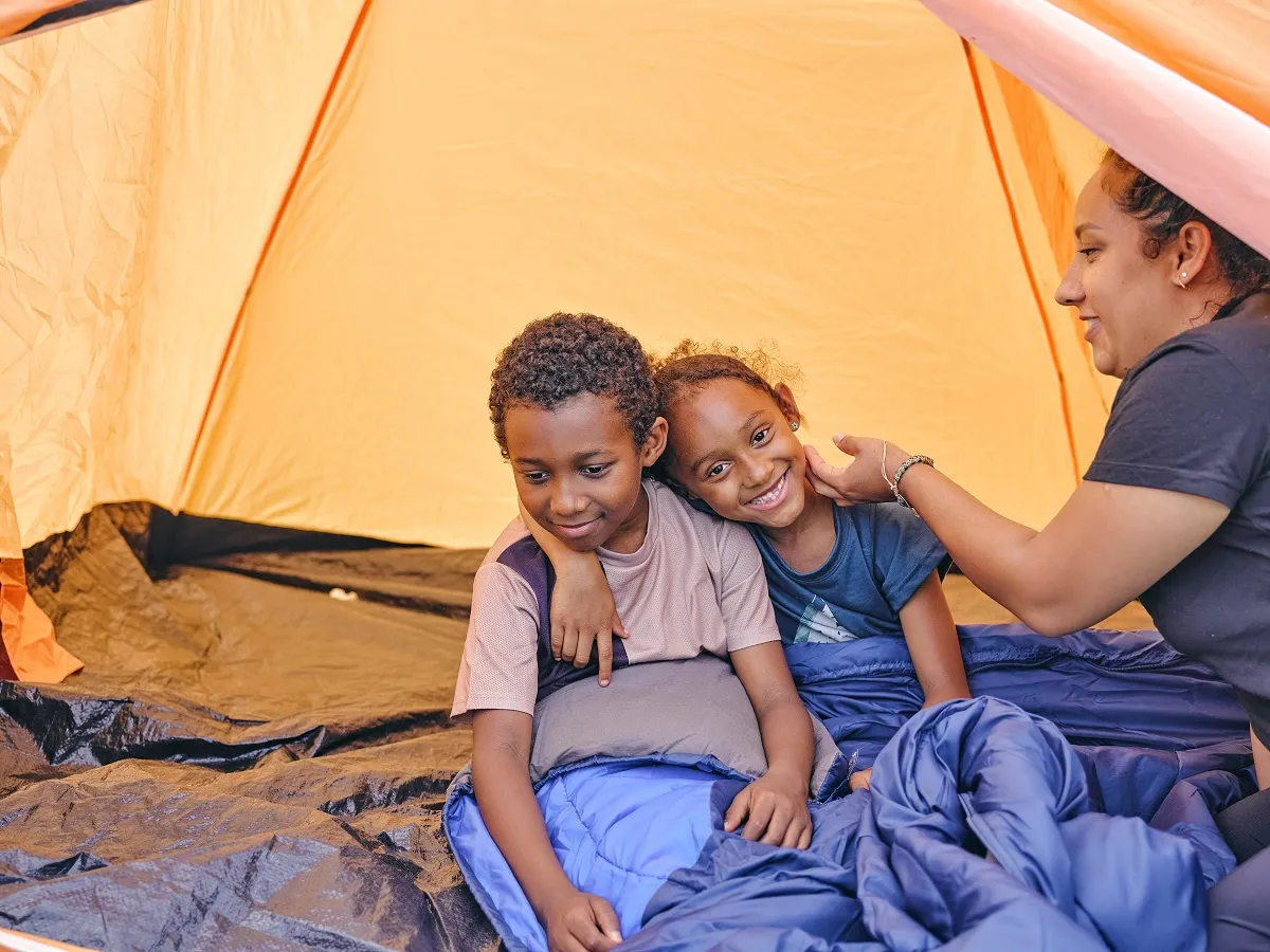 صورة لأم مع أطفالها