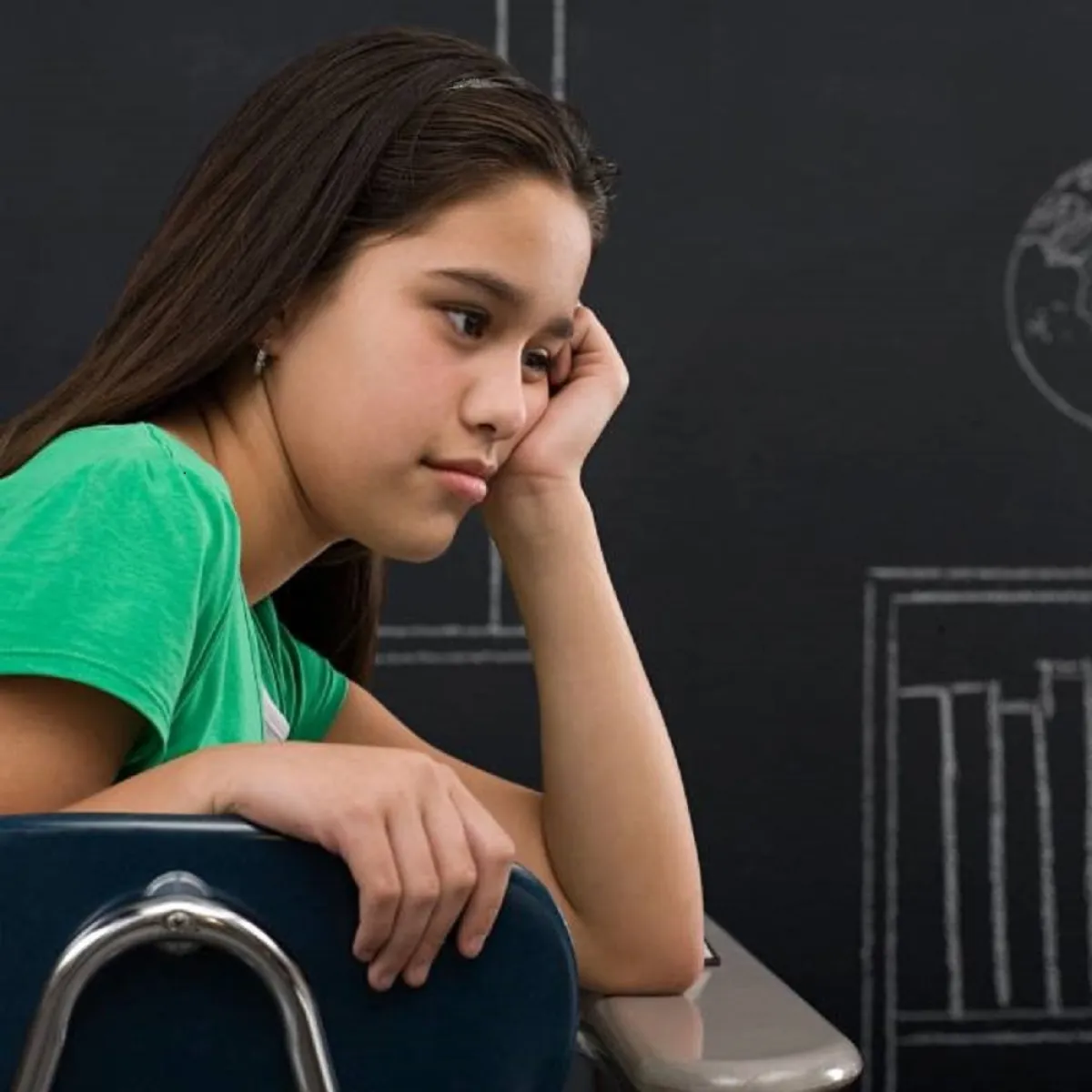 صورة لطفلة حزينة مهمومة