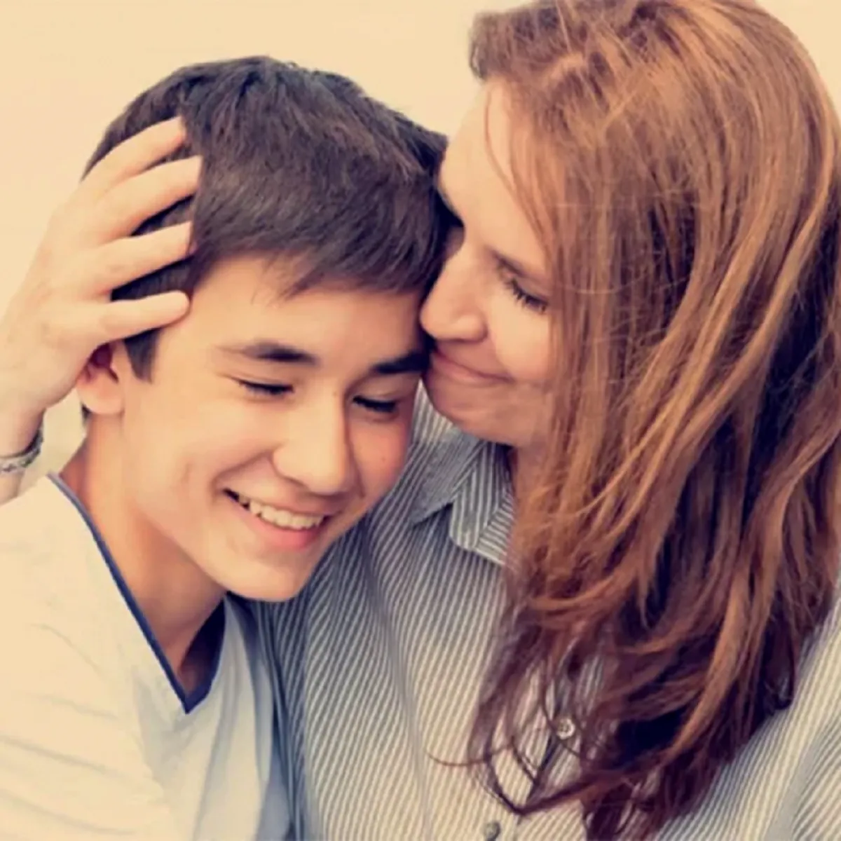 صورة لأم تحتوي طفلها