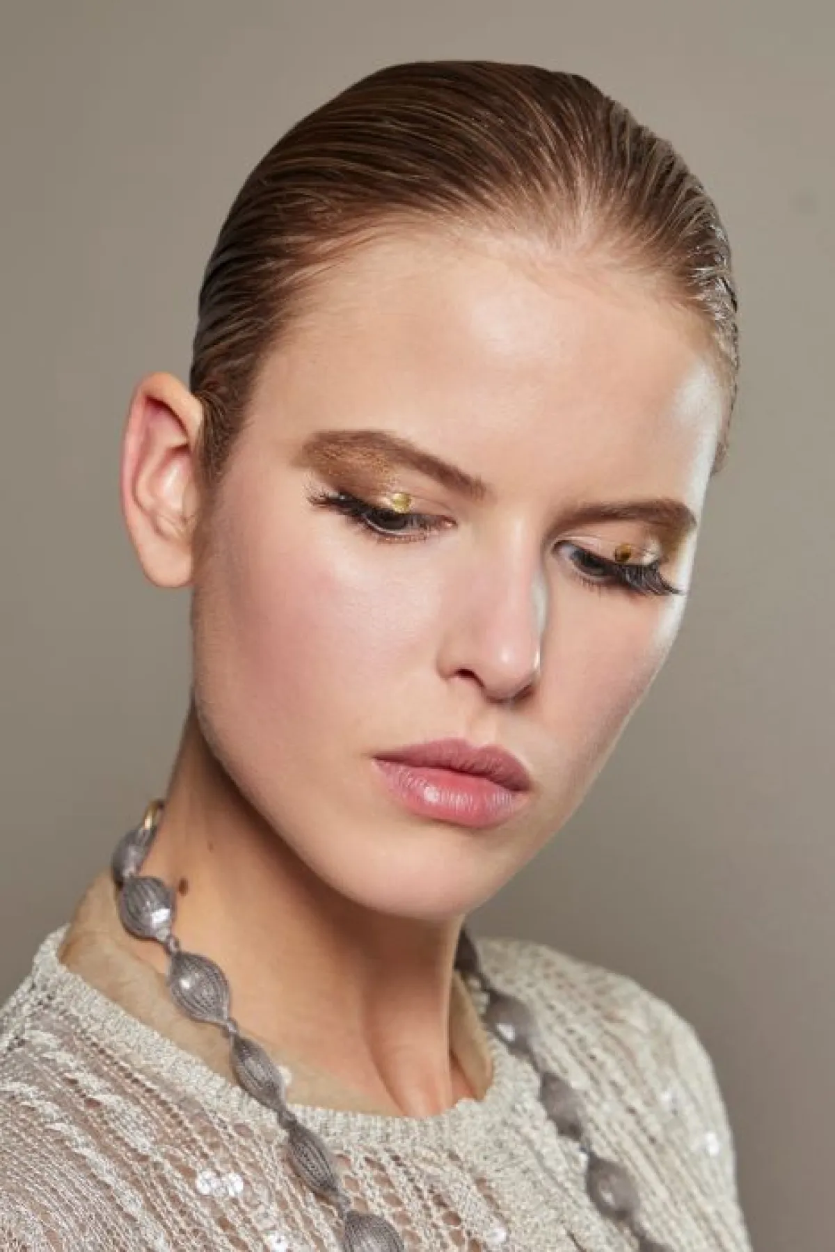 مكياج عروس ذهبي وبني خفيف