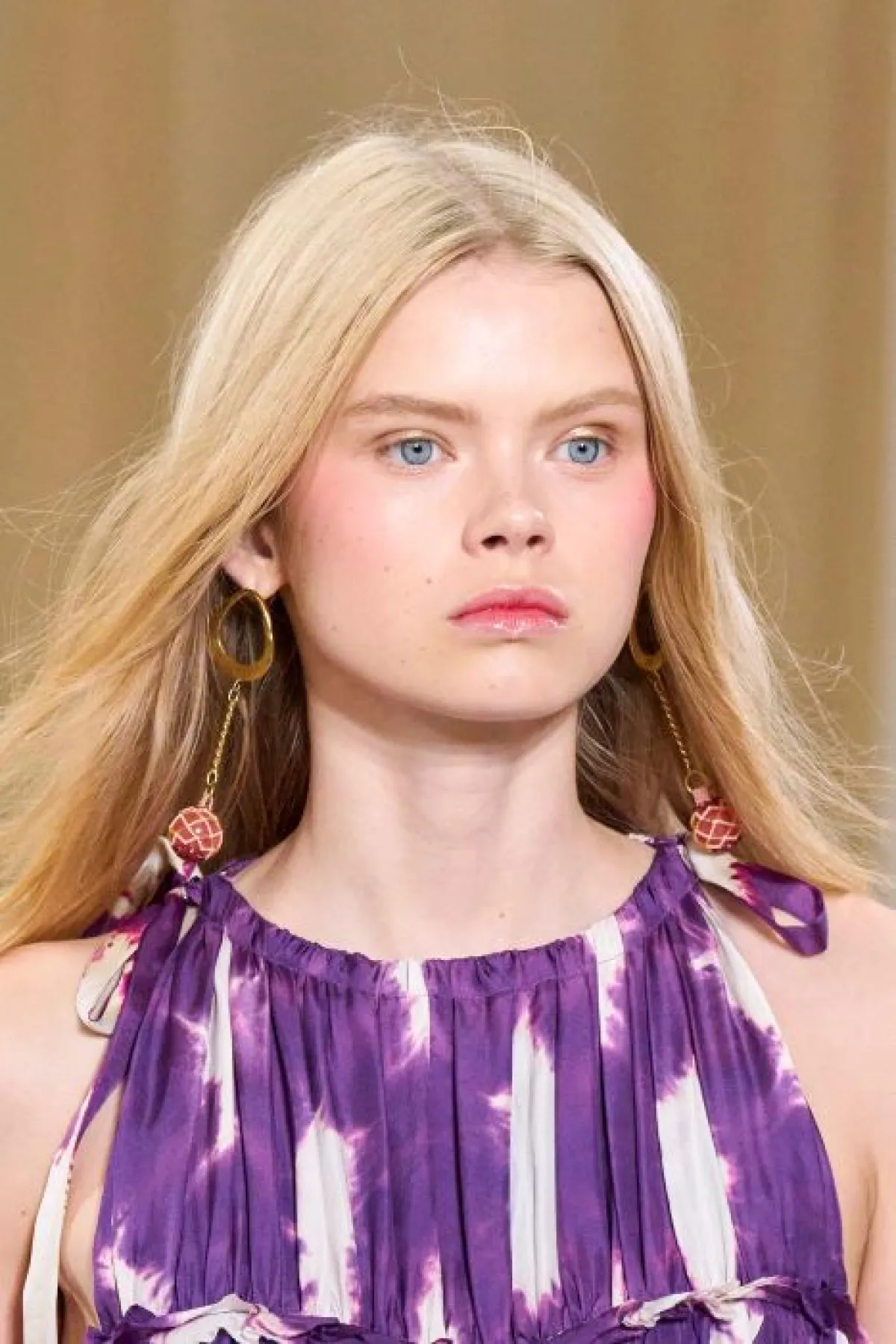 مكياج معدني ذهبي خفيف للعروس