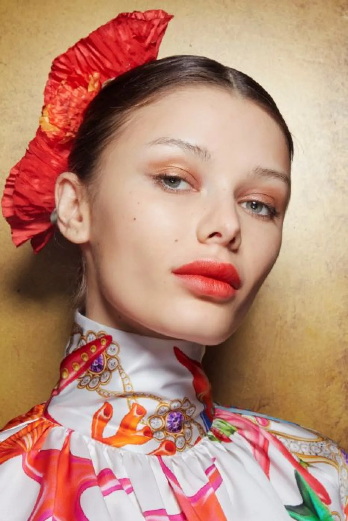 مكياج عروس ذهبي خفيف 