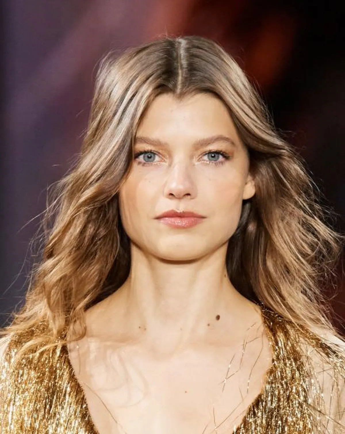 مكياج ذهبي غليتر خفيف للعروس