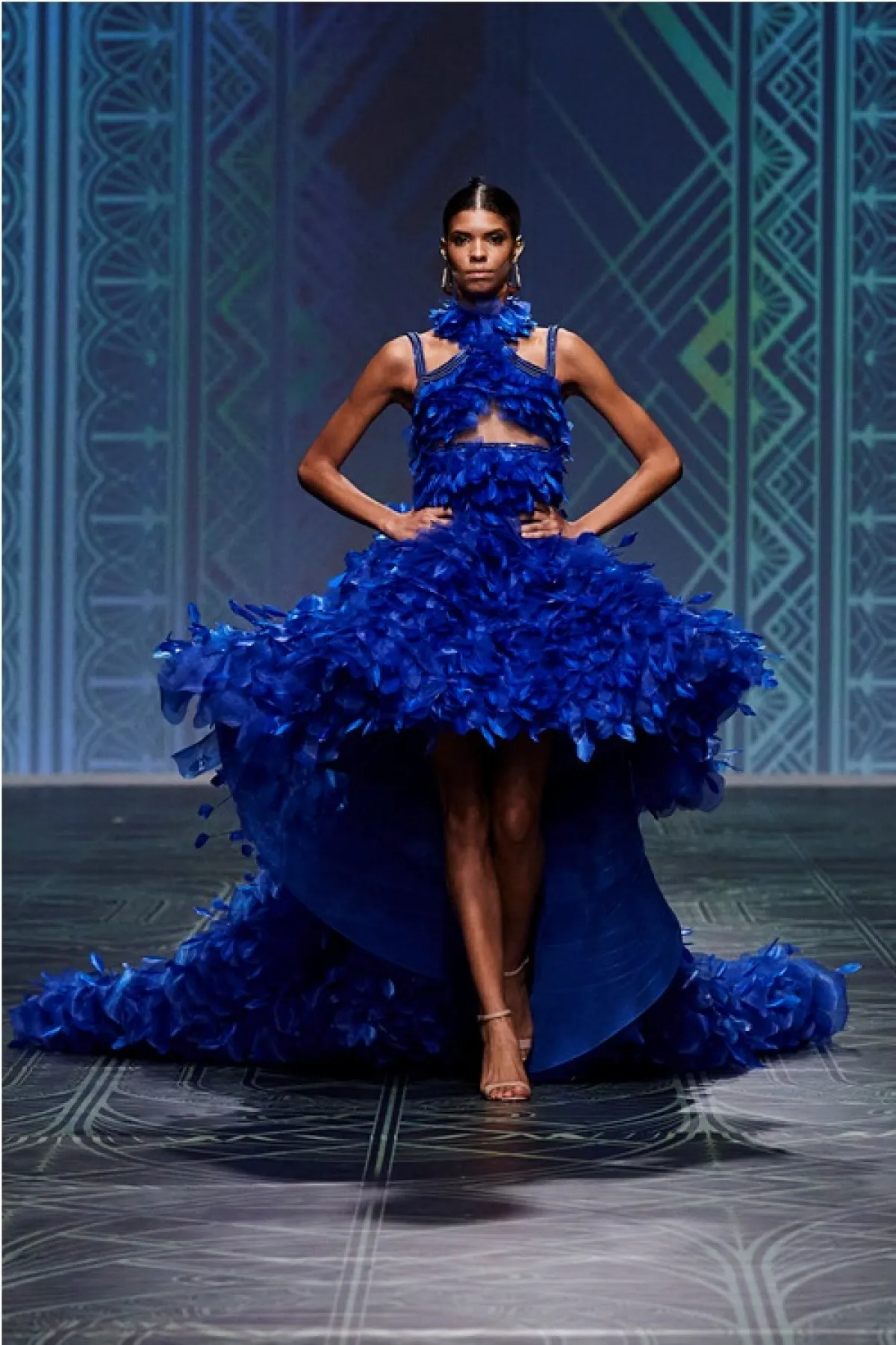 فستان زفاف باللون الأزرق من مايكل سينكو «Michael Cinco»