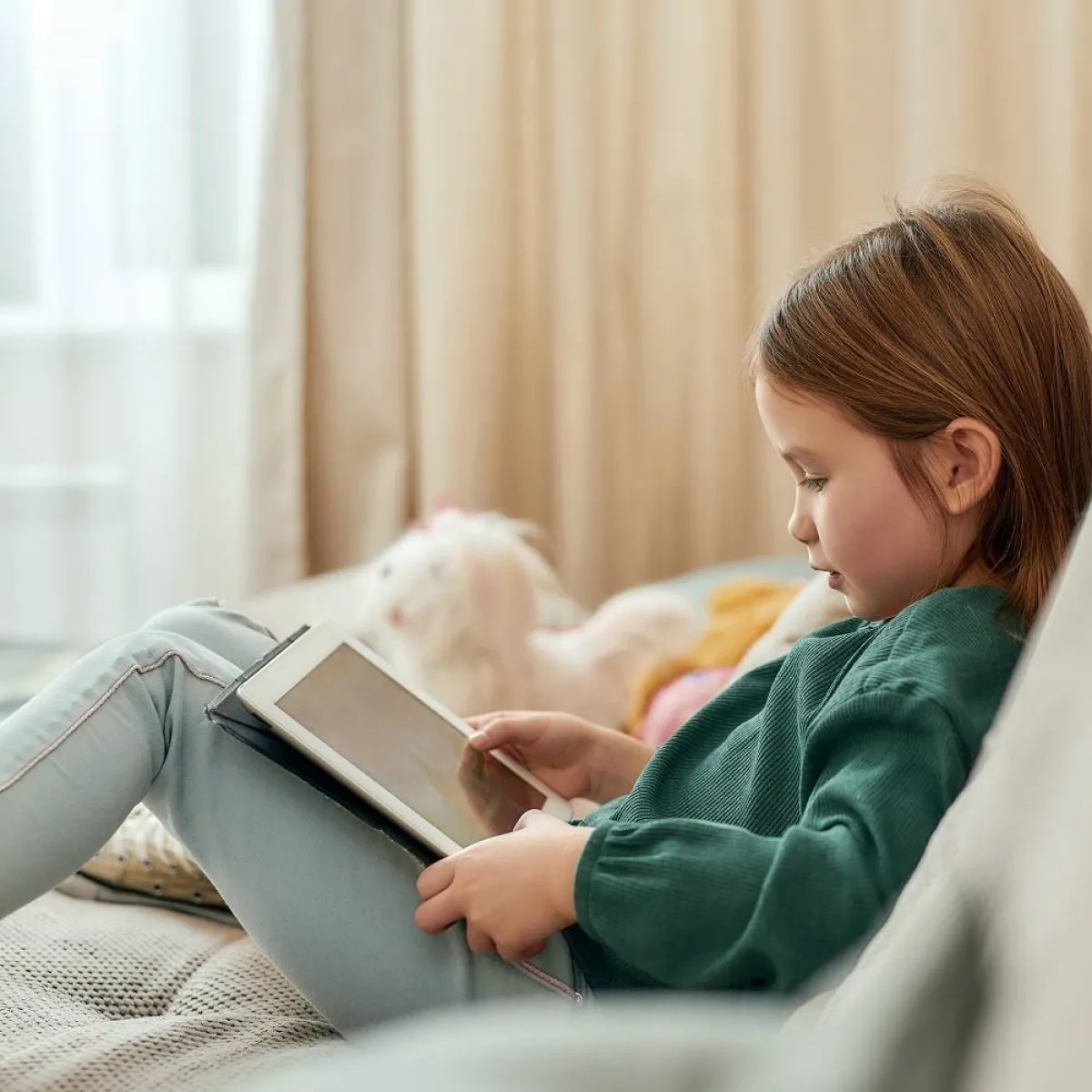 صورة لطفلة تتابع الإنترنت