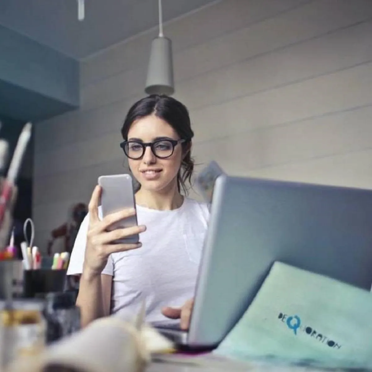 صورة لطفلة تتحدث وصديقتها