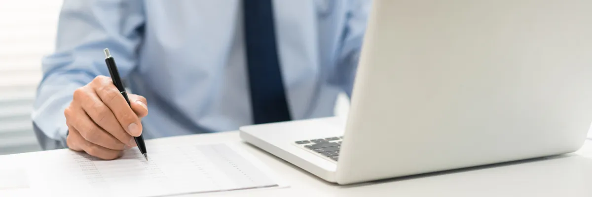 صورة لرجل يستخدم يده اليمنى