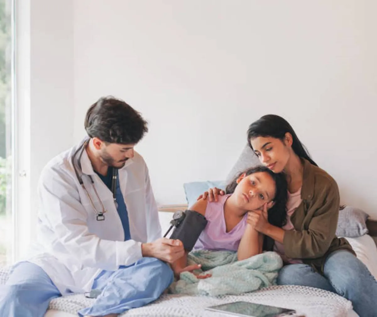 صورة لطفلة تخضع لقياس ضغط الدم