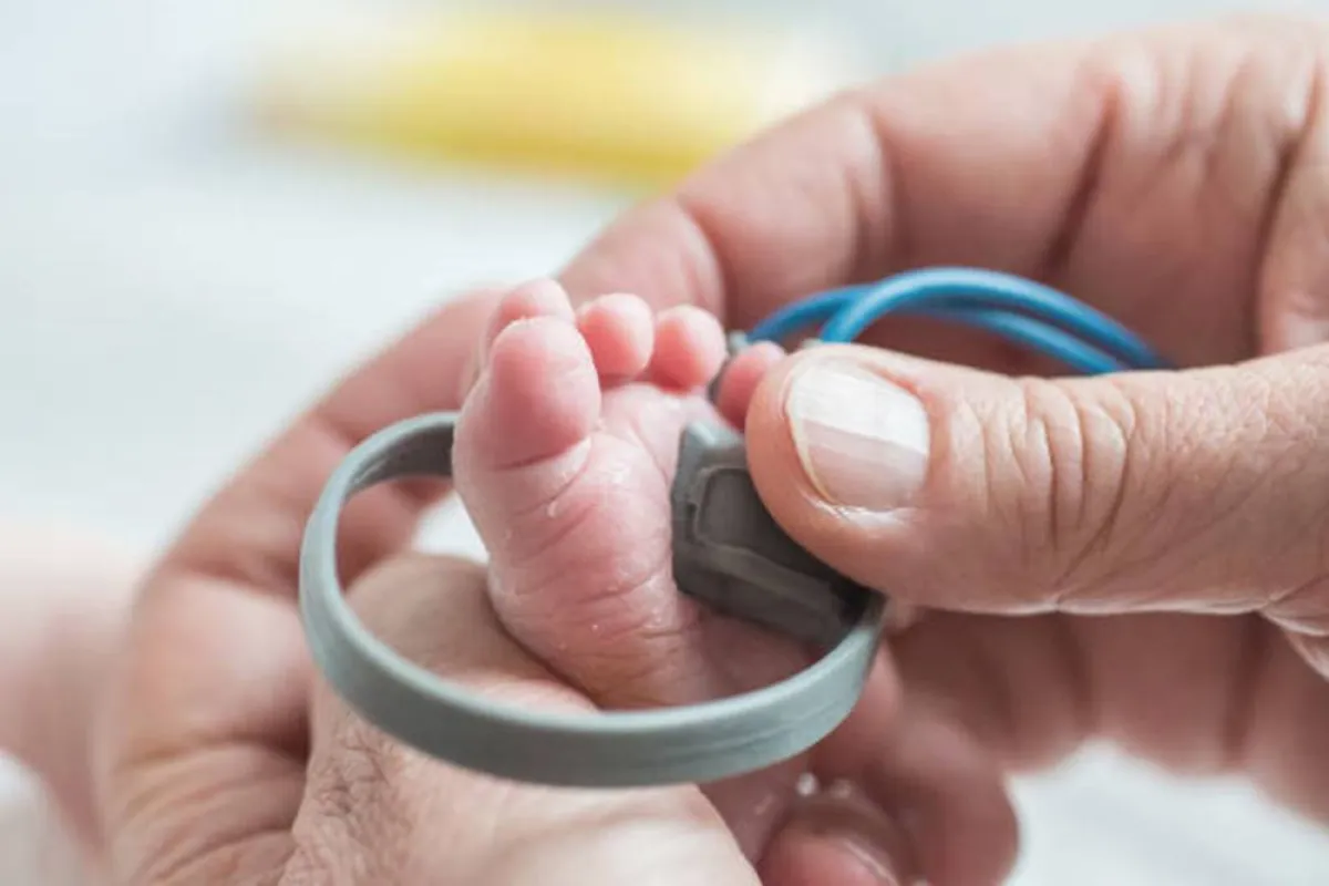 صورة لطريقة قياس ضغط دم المولود