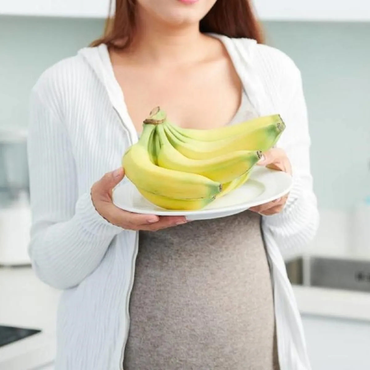 صورة لحامل وطبق من الموز