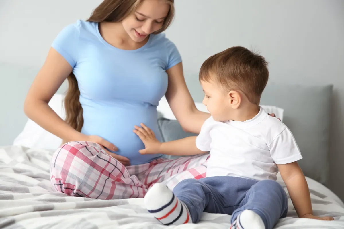 صورة لأم وطفلها الصغير