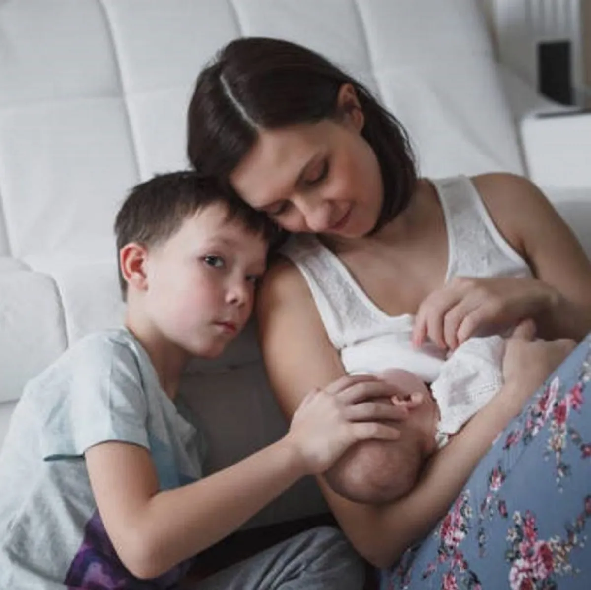 صورة للأم والطفل والمولود الجديد