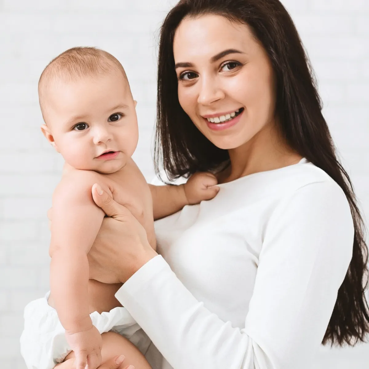 صورة لأم فرحة بمولودها