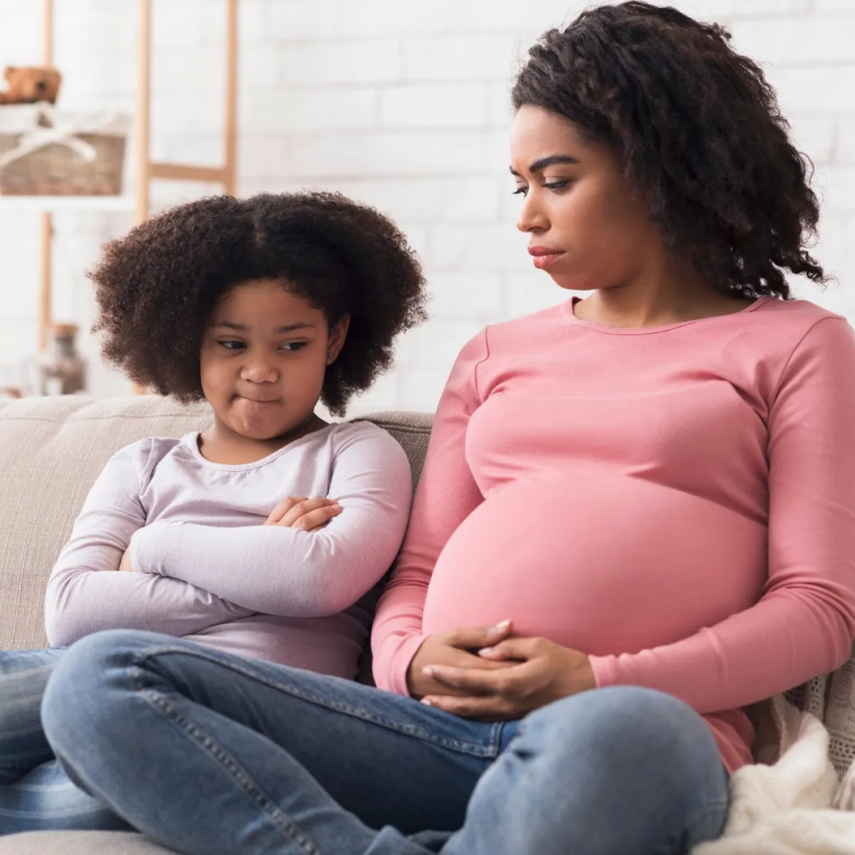 صورة لطفلة تشعر بالغيرة قبل حضور المولود