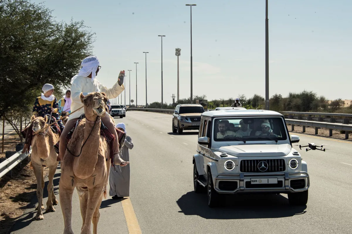 حاكم دبي يلتقي بالمشاركين في رحلة الهجن- الصورة من مركز حمدان بن محمد لإحياء التراث 