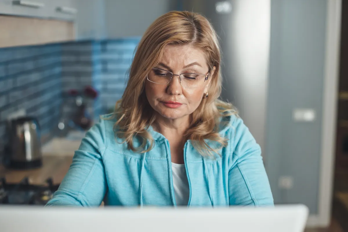 التهيج والحزن وقلة الحافز وصعوبة التركيز من أعراض سن اليأس النفسية (المصدر: Adobe.stock)