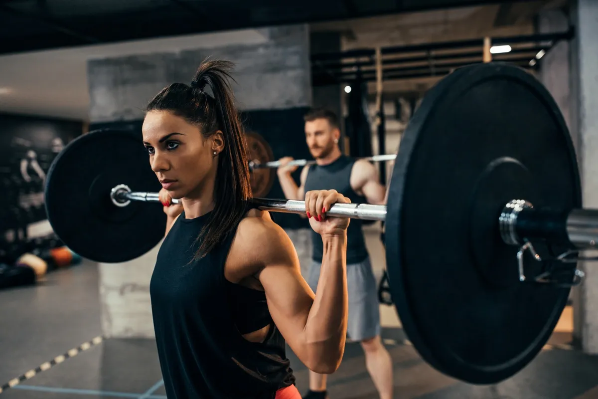 يساعد الكرياتين في تعزيز قوة العضلات وزيادة كتلة العضلات الخالية من الدهون  (المصدر: Adobe.stock) 